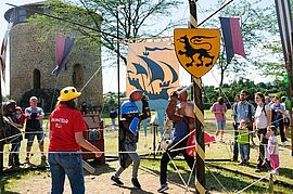 Pour le vainqueur du duel de chevaliers, le combat n’a pas été une mince affaire : « C’était compliqué de jouer avec tous ces équipements. Mais c’était génial, je veux recommencer ! » - Place du Château - Agrandir l'image (fenêtre modale)